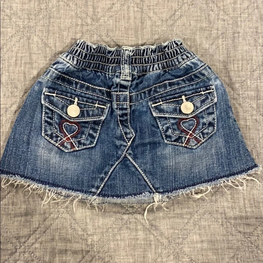 Gap EUC Adorable skirt with heart patch